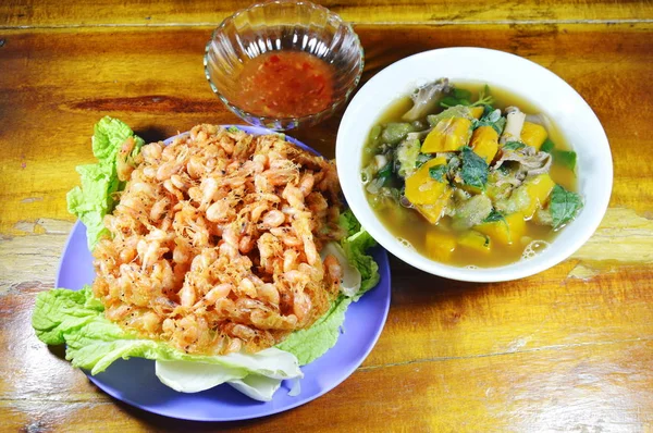 Udang goreng adonan dan sup sayuran campur pedas — Stok Foto