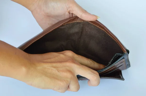 Mână încercați să colectați bani în portofel, dar gol — Fotografie, imagine de stoc
