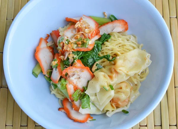 Macarrão de ovo chinês com porco grelhado e bolinho na tigela — Fotografia de Stock