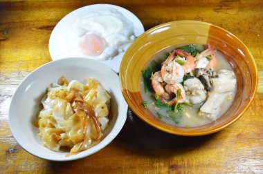 Siyah Soya soslu karides ve tavuk et suyu soslu kızarmış büyük erişte ilave edin