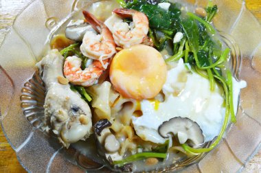 Siyah Soya soslu karides ve tavuk et suyu soslu kızarmış büyük erişte ilave edin