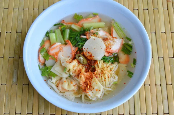 Çin yumurta noodle ile barbekü domuz eti ve açık çorba kase üzerinde hamur tatlısı