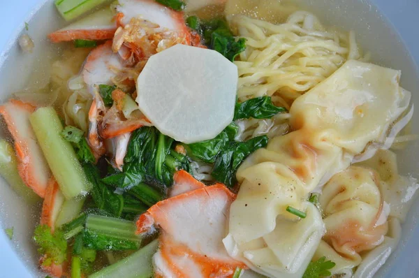  Çin noodle ile barbekü domuz eti ve hamur tatlısı açık çorba sosu biber kase üzerinde yumurta