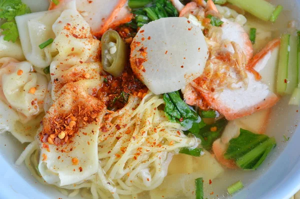 Çin noodle Barbekü domuz eti ve hamur tatlısı açık çorba soyunma baharat kupa ile yumurta