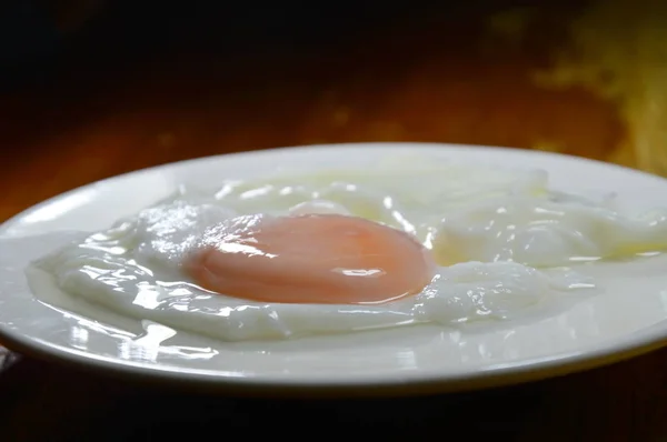 Huevo cocido en plato blanco — Foto de Stock