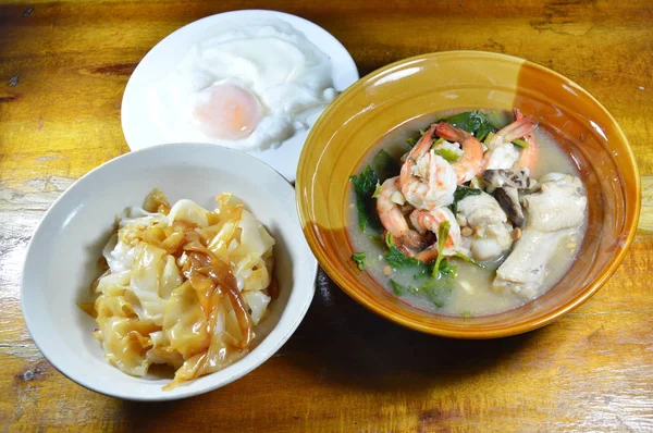 Siyah Soya soslu karides ve tavuk et suyu soslu kızarmış büyük erişte ilave edin