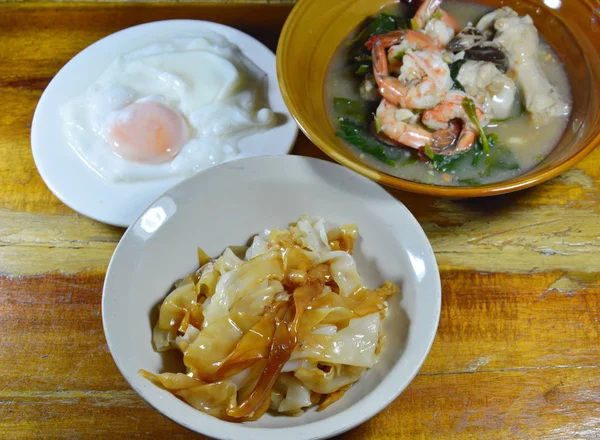 Siyah Soya soslu karides ve tavuk et suyu soslu kızarmış pilav şehriye ilave edin — Stok fotoğraf