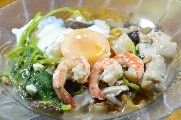 Siyah Soya soslu karides ve tavuk et suyu soslu kızarmış pilav şehriye ilave edin