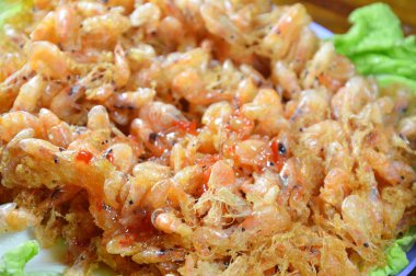 un ve yumurta soyunma tatlı Chili sos çanak üzerinde meyilli Kızarmış karides