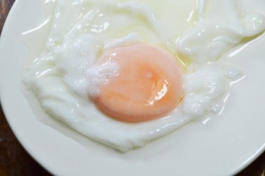 Beyaz tabak haşlanmış yumurta