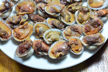 buğulanmış cockle deniz hayvanı kabuğu dışarı plaka üzerinde