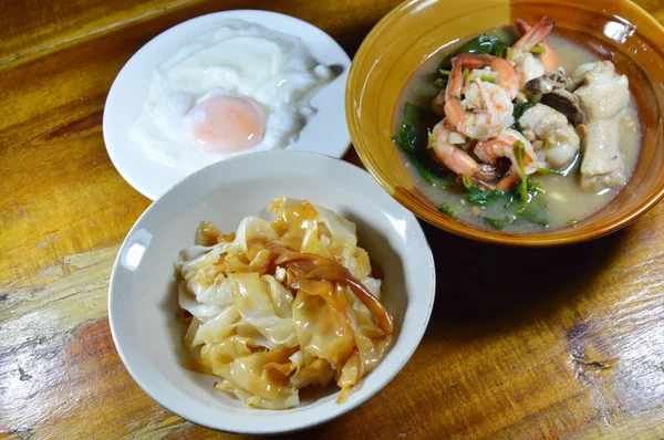 Mélanger les nouilles de riz frites dans une sauce soja noire avec de la sauce crevette et poulet — Photo