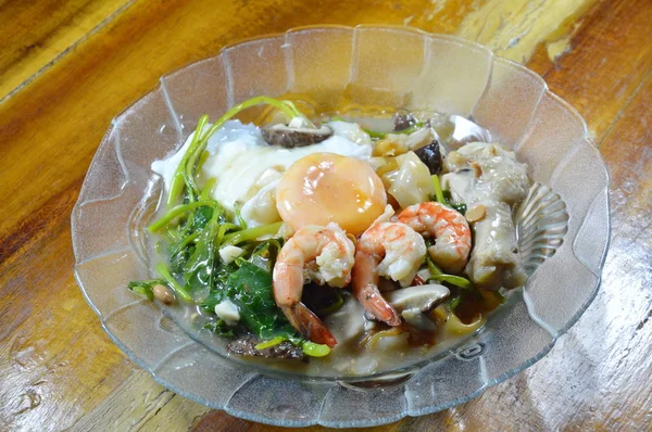 Siyah Soya soslu karides ve tavuk et suyu soslu kızarmış büyük erişte ilave edin