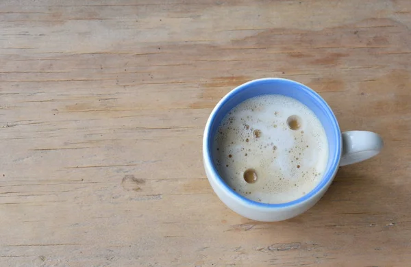 Café con espuma de leche taza en la mesa de madera — Foto de Stock