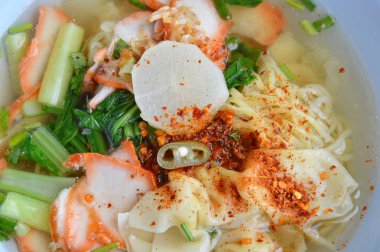 sarı noodle Barbekü domuz eti ve hamur tatlısı açık çorba soyunma baharat kupa ile