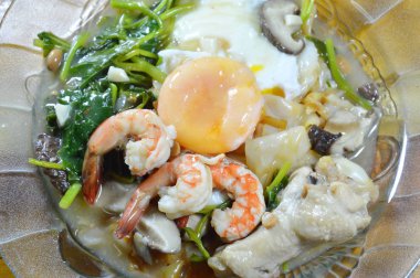 Siyah Soya soslu karides ve tavuk et suyu soslu kızarmış büyük erişte ilave edin