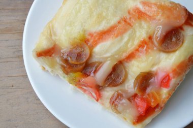 domuz sosisi ve mayonez çanak üzerinde tepesi ekmek