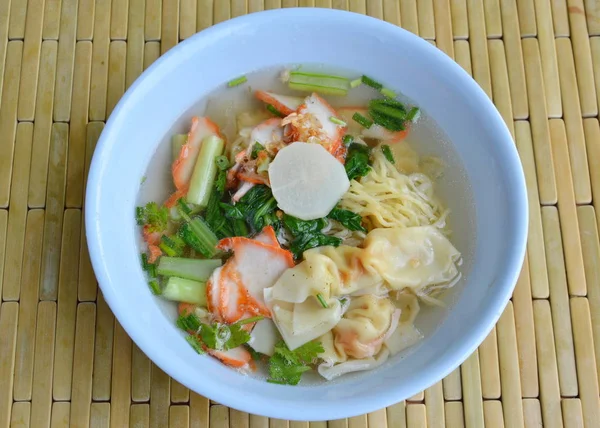 sarı noodle ile barbekü domuz eti ve açık çorba kase üzerinde hamur tatlısı