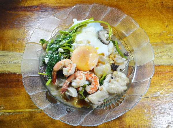 Stir fried rice noodle in black soy sauce with shrimp and chicken gravy sauce — Stock Photo, Image