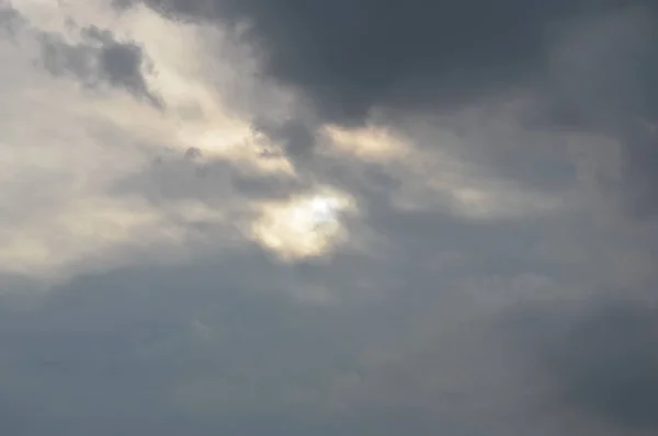 Eső felhő elrejtése a nap unalmas ég — Stock Fotó