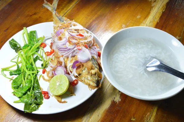 Salada de cavala frita profunda comer casal com arroz fervido — Fotografia de Stock