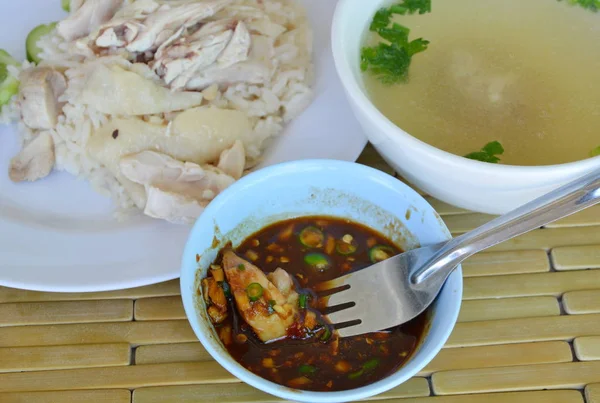 Pugnalata al pollo al vapore in forchetta immergendo salsa piccante — Foto Stock