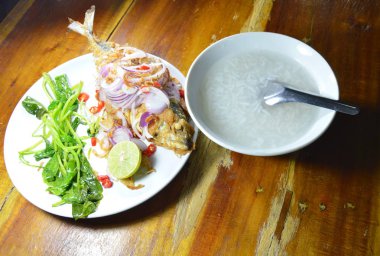 derin kızarmış uskumru salatası yemek pirinç lapası ile Çift