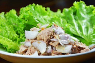 Baharatlı ton balığı salatası marul plaka üzerinde