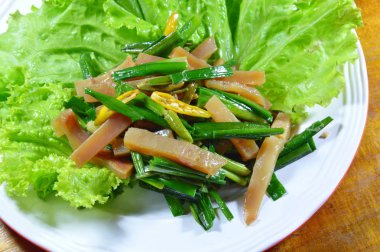 sarımsak chives ve marul kızarmış gevrek akıtma plaka üzerine ilave edin.