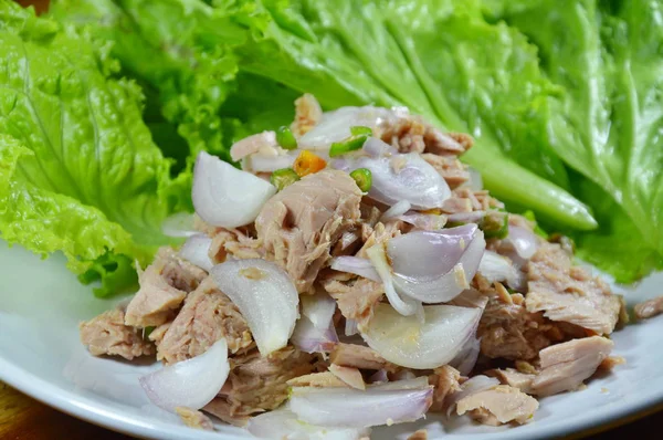 Salad tuna pedas dengan selada di piring — Stok Foto