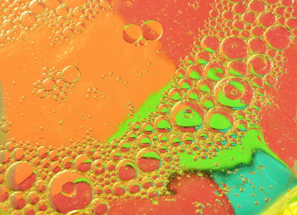 Bańki oleju unoszące się na powierzchni wody w kolor tła — Zdjęcie stockowe