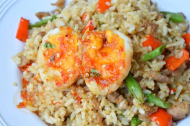 baharatlı kızarmış pirinç ile kıyılmış domuz eti ve fesleğen yaprak Tepesi tatlı yumurta