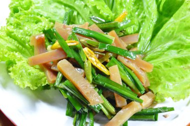 çanak sarımsak frenk soğanı ve marul ile kızartılmış turşu gevrek kalamar karıştırın