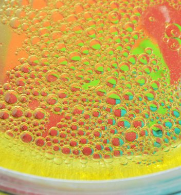 petrol kabarcık rengi arka planda su yüzeyinde yüzen