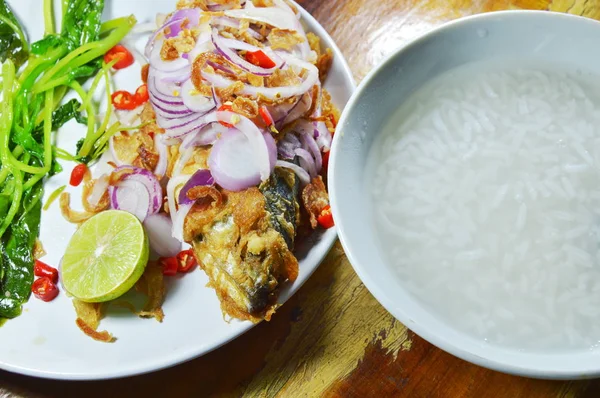 Deep fried mackerel salad eat couple with hot boiled rice — Stock Photo, Image