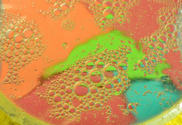 A háttér színe a víz felszínén úszó olaj-buborék — Stock Fotó