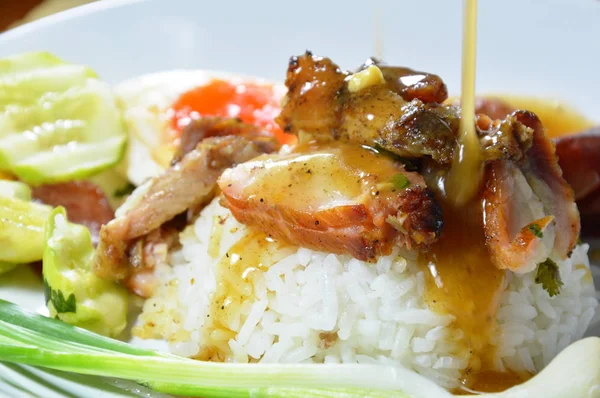 Daging babi merah barbekyu pada saus beras manis — Stok Foto