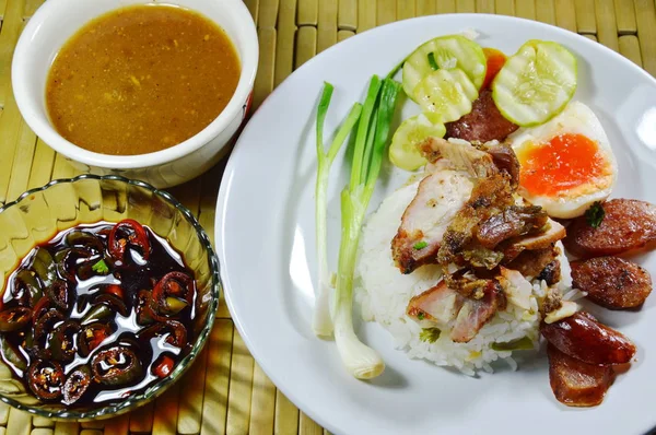 Daging babi merah barbekyu pada nasi dengan saus manis — Stok Foto