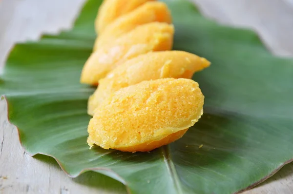 Torta di palma toddy dessert tailandese su foglia di banana fresca — Foto Stock