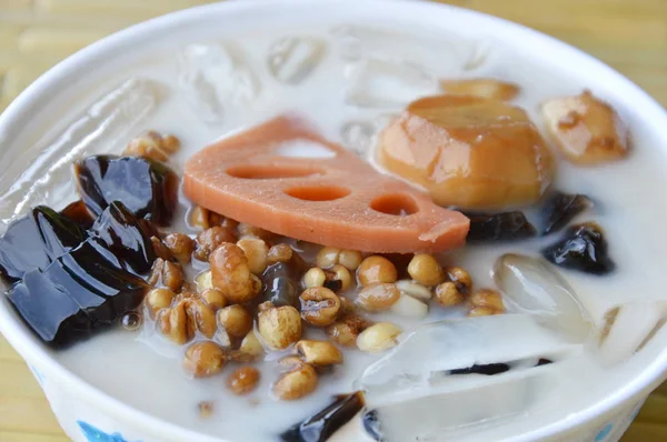 Kacang dingin campuran dalam susu dan sirup makanan penutup Cina di cangkir — Stok Foto