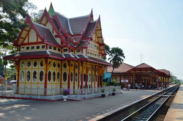 Estación de tren antigua plataforma con el edificio de arte tradicional tailandés y la ubicación popular de viajes en Tailandia — Foto de Stock