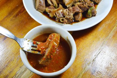 ördek eti bıçak çatal ile baharatlı ve ekşi sos daldırma içinde buğulama