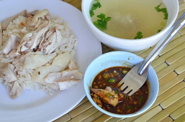 Haşlanmış tavuk bıçak çatal daldırma baharatlı sos — Stok fotoğraf