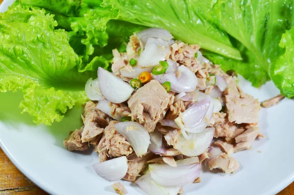 Salad tuna pedas dengan selada di piring putih — Stok Foto
