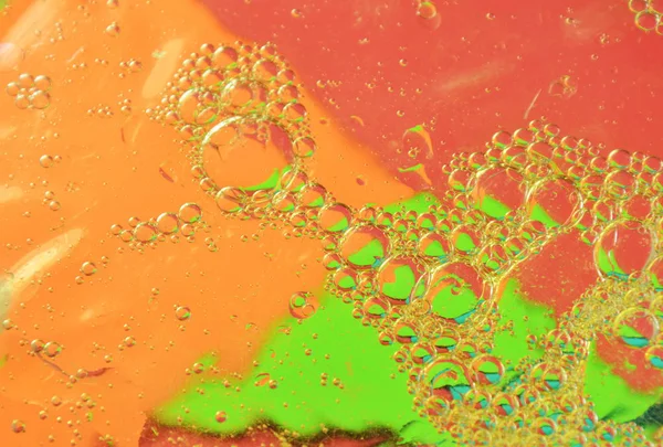 A háttér színe a víz felszínén úszó olaj-buborék — Stock Fotó