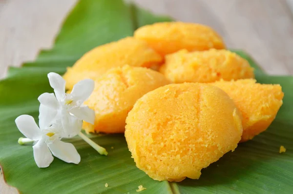 Toddy palm cake Thai dessert and cape jasmine on banana leaf — Stok Foto