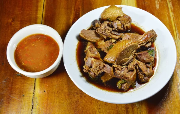 Viande de canard cuit à la vapeur dans une soupe brune chinoise à la sauce aigre-épicée — Photo