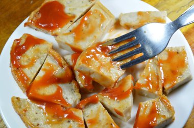 Vietnamca domuz sosis sosu ketçap bıçak çatal üzerinde derin yağda kızartılmış