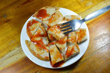 Vietnamca domuz sosis sosu domates sosu bıçak çatal üzerinde derin yağda kızartılmış