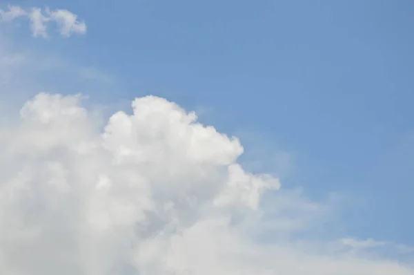 Облако на небе в солнечный день — стоковое фото